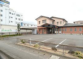 広々とした駐車場
